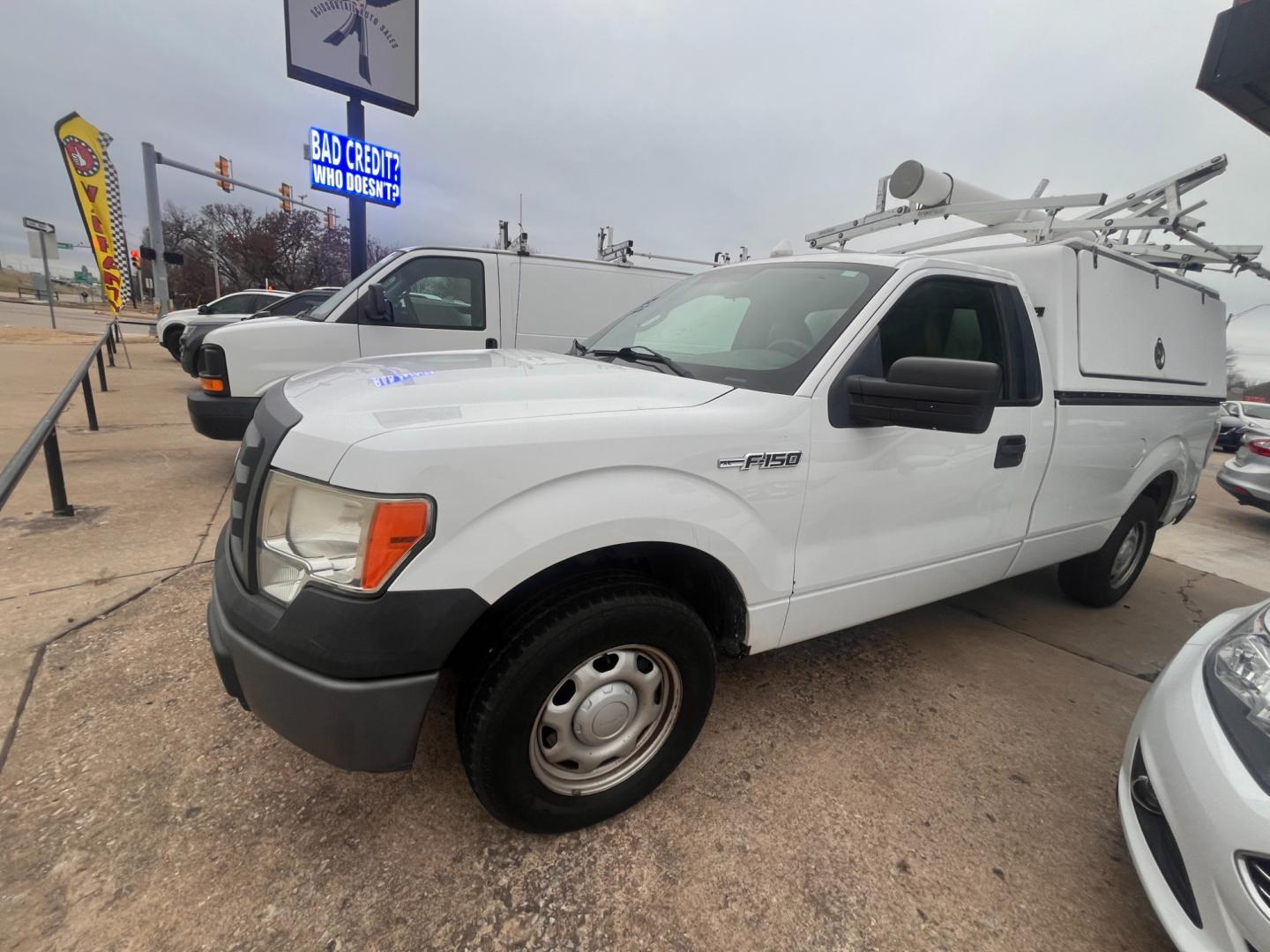 2010 WHITE FORD F-150 STX; XL; XLT STX 6.5-ft. Bed 2WD (1FTMF1CW7AK) with an 4.6L V8 SOHC 24V engine, 4-Speed Automatic transmission, located at 8101 E. Skelly Dr., Tulsa, OK, 74129, (918) 592-3593, 36.121891, -95.888802 - Photo#2